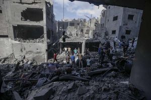 Bombardeos israelíes contra viviendas y refugios dejan 63 muertos en Gaza