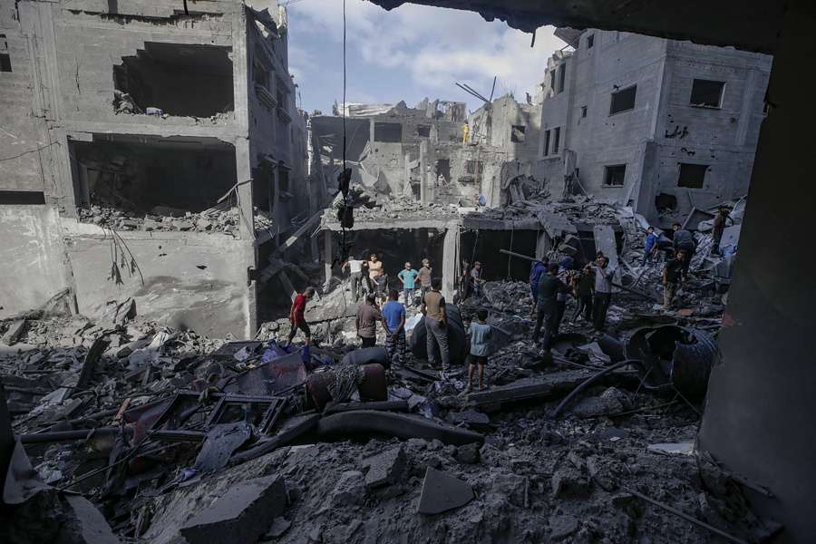 Bombardeos israelíes contra viviendas y refugios dejan 63 muertos en Gaza