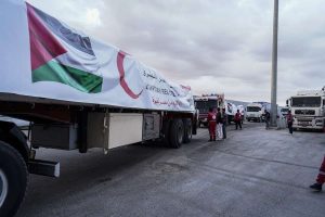 Camiones con ayuda humanitaria empiezan a ingresar a Gaza desde Egipto