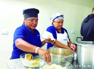 Distribuyen 300 arepas a los abuelos de Maracay