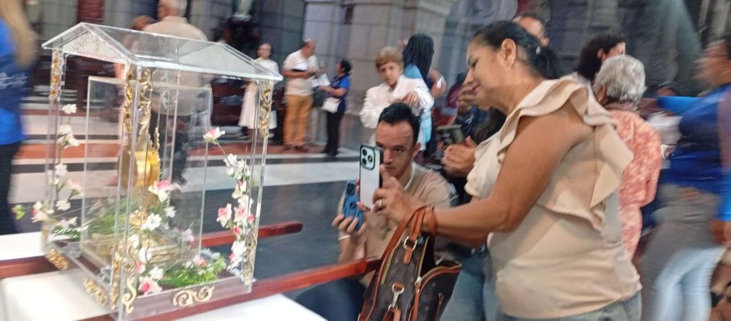 Educadores merideños recibieron la reliquia de la Madre Carmen Rendiles