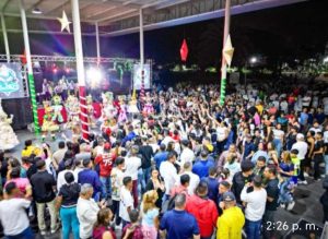 Encienden la Navidad en el Parque Acuático de Maracay