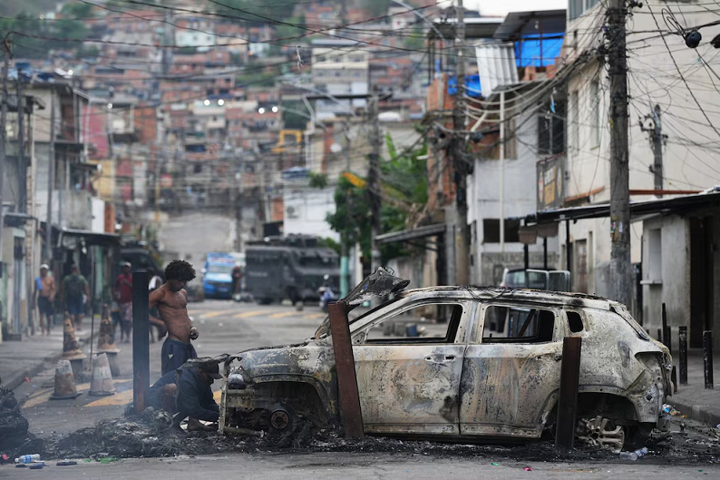 favelas convertidas en fortalezas de barricadas, armas y bandidos