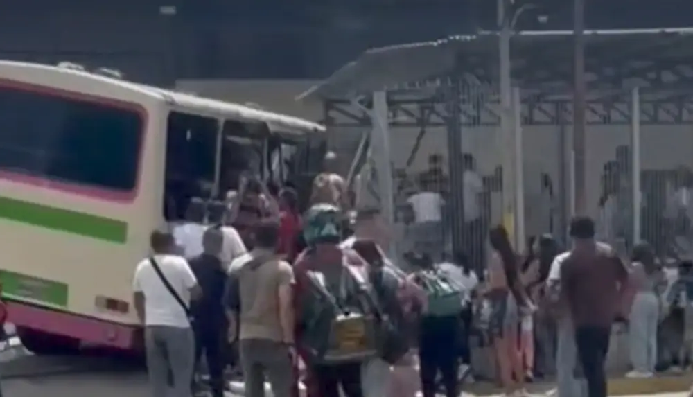 Autobús de transporte público se estrelló contra portón en Guatire