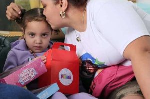 Llegan 167 migrantes venezolanos y entre ellos una niña que estaba retenida