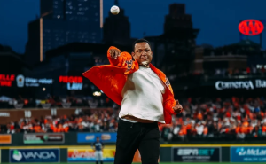 Miguel Cabrera hace el lanzamiento ceremonial para los Tigres de Detroit