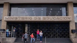 Ministerio de Educación alertó sobre venta ilegal de guías escolares
