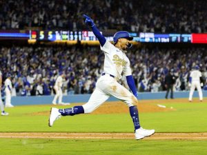 Mookie Betts ganó el Premio Roberto Clemente