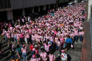 Mujeres de Caracas participaron en la gran caminata por el Mes Rosa