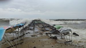 Onda Tropical 48 activa lluvias y fuerte oleaje en La Guaira