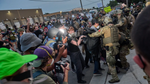 Periodistas demandan a Trump por violencia en protestas contra ICE en Chicago