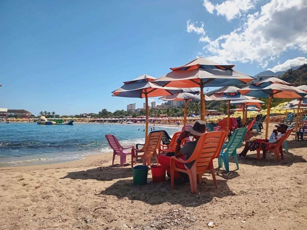 Playas de La Guaira reabren luego del mar de fondo