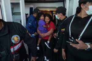 Regresan 217 migrantes venezolanos desde EEUU