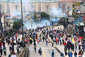 Reprimen a indígenas en Ecuador