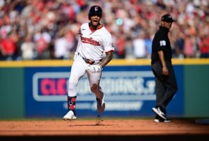 Cleveland igualó la serie Rocchio y Naylor encabezaron rally ganador