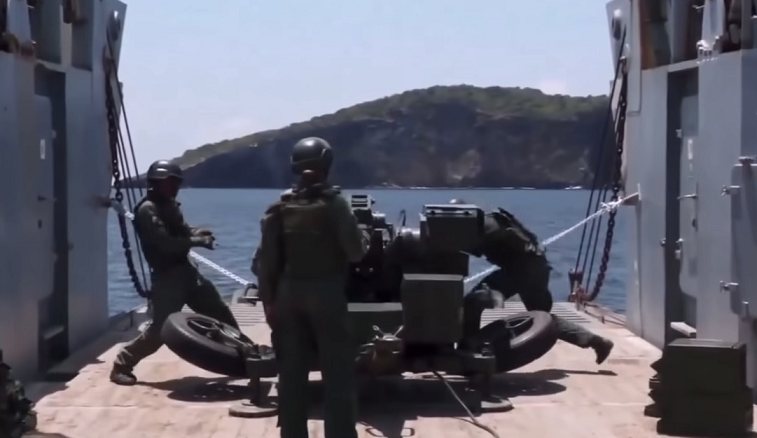 Militares de Venezuela realizan simulacros con cañones en isla cercana a Trinidad y Tobago