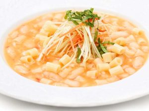 Sopa de caraotas blancas al ají dulce