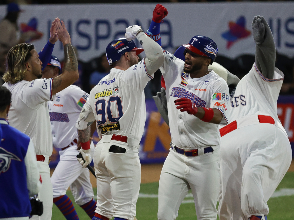 Tiburones da la estocada en el Universitario