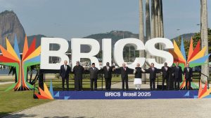 Trump arremete contra los Brics y advierte sobre aranceles a países miembros