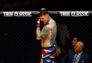 le hizo 'piquete de ojos' a su rival, lo dejó fuera de combate y la pelea quedó en suspenso
