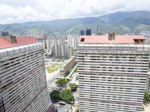 Vecino denunció a empleados por no limpiar el piso donde vive