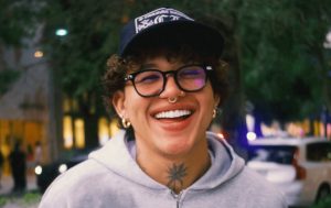 ¿Quién es? Beéle ya estaría saliendo con otra mujer y ¡tiene 14 años más que él!