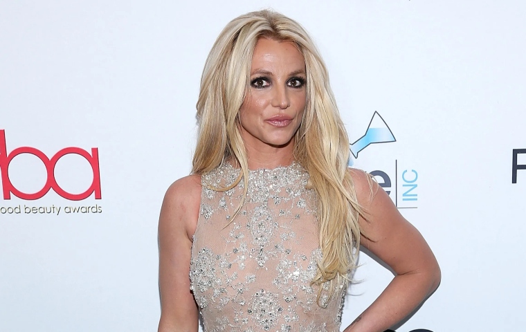Britney Spears preocupa a sus fans al aparecer con vendas en distintas partes de su cuerpo