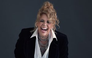 Elaiza Gil se lanza al “stand up comedy” con su show “¡Soltera sí, sola JAMÁS!”