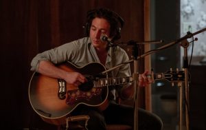 Jeremy Allen White revive el alma de Bruce Springsteen en ‘Música de ninguna parte’