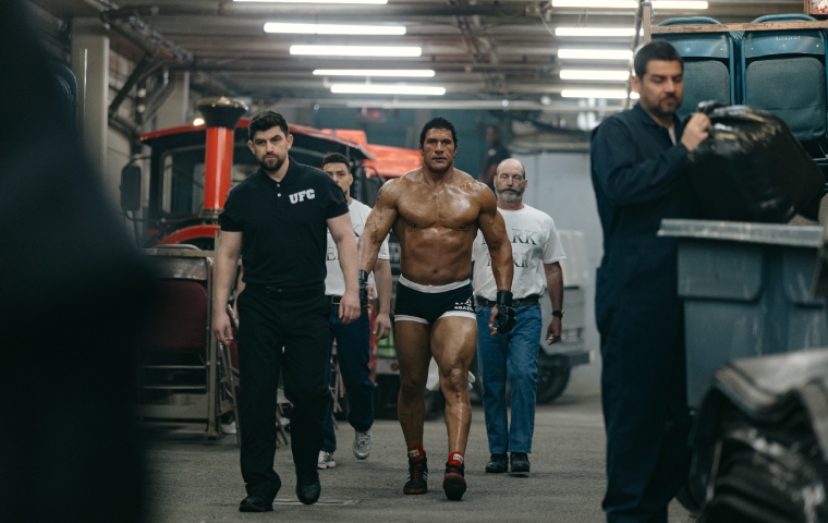Dwayne Johnson sorprende en “La Máquina” y apunta al Oscar con su papel más humano