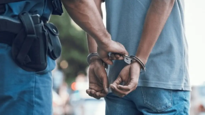 Le mandaron unos dólares a su novia y como no se los dio la intentó matar