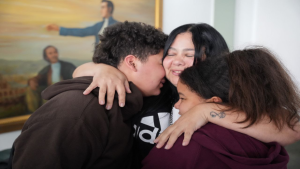 Adolescentes venezolanos separados en EEUU regresan junto a sus madres