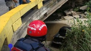 Camioneta cayó al río Guaire tras atropellar a una persona en Caricuao