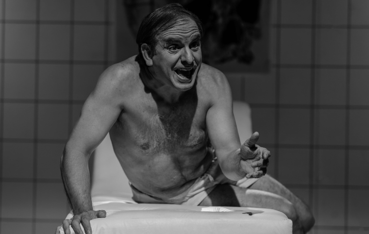 Héctor Manrique revive el lado oscuro del poder