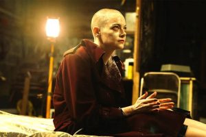 'Bugonia' es una sátira elegante y un exquisito juego de poder entre Emma Stone y Jesse Plemons, pero Yorgos Lanthimos se pierde en su propio artificio