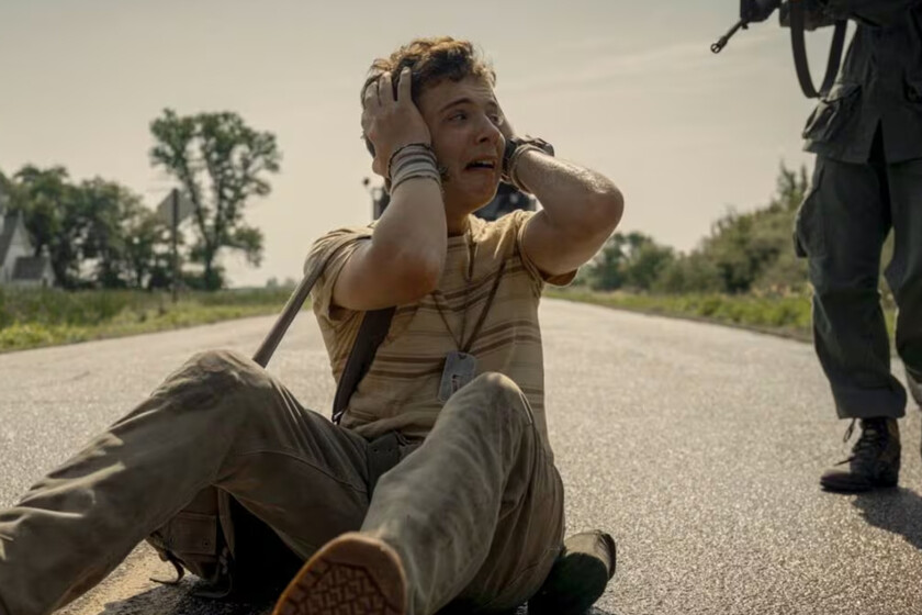 'La larga marcha' (2025), crítica | Es adulta, salvaje y no deja ni un solo minuto de consuelo. Stephen King estará orgulloso de una adaptación que no se ha dejado llevar por 'El juego del calamar'