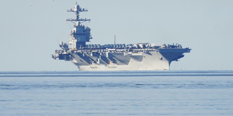 El USS Gerald R. Ford realizó maniobras de vuelo a bordo mientras se acerca al Caribe y las costas de Venezuela