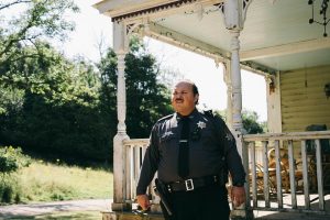 No sorprende en absoluto que Ari Aster sea productor de ‘Bugonia’, siendo la versión en ciencia ficción de ‘Eddington’. Pero Yorgos Lanthimos consigue ir más lejos