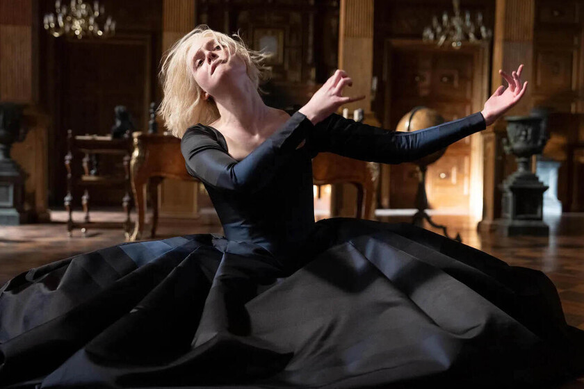 Esta estupenda sátira con Nicholas Hoult y Elle Fanning acaba de aterrizar en Netflix. Una serie deliciosamente anacrónica sobre un personaje histórico