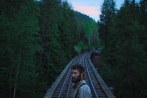 Netflix quiere dar la sorpresa en los Oscars con ‘Sueños de trenes’, una pequeña e íntima película sobre la América rural que acaba siendo una versión pobre de Terrence Malick