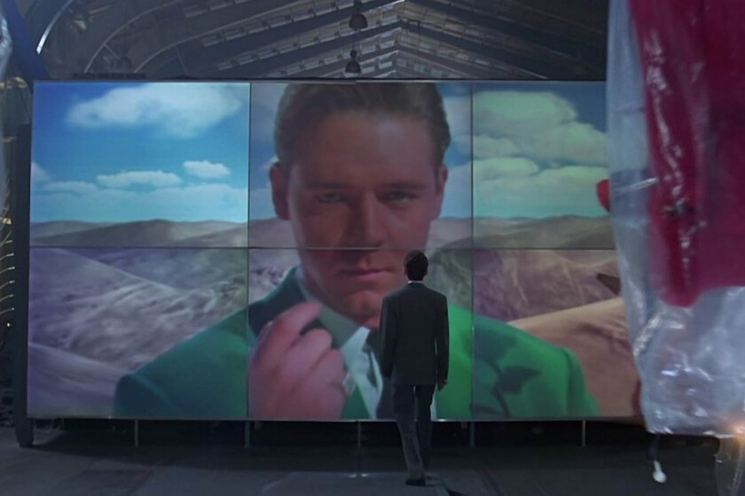 El cara a cara entre Denzel Washington y Russell Crowe que pudo adelantarse a ‘Matrix’. Hoy en TV, una fascinante película de ciencia ficción y acción policial