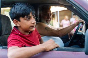 'Ciudad sin sueño' (2025), crítica | Transforma el cine social en un apasionante y triste western sobre la pérdida con la Cañada Real como protagonista