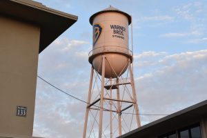 Comienza la batalla por Warner Bros. Netflix, Comcast y Paramount quieren quedarse con la compañía de David Zaslav