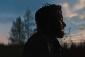 Hoy en Netflix, una elegía visual sobre la culpa y la pérdida y un western contemplativo con un magnético Joel Edgerton