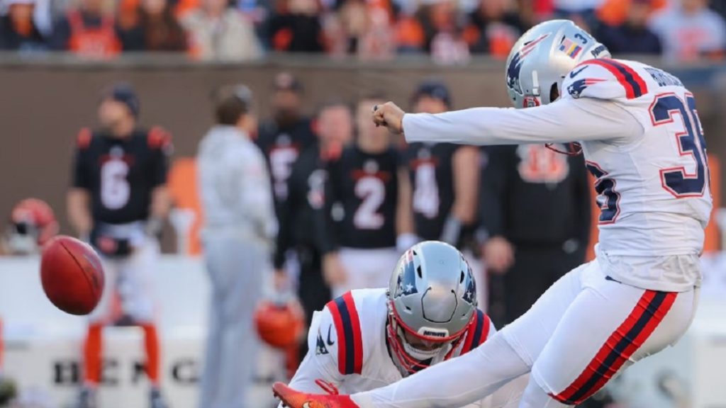 ¡Histórico! El novato venezolano Andrés Borregales es designado jugador de la semana en NFL