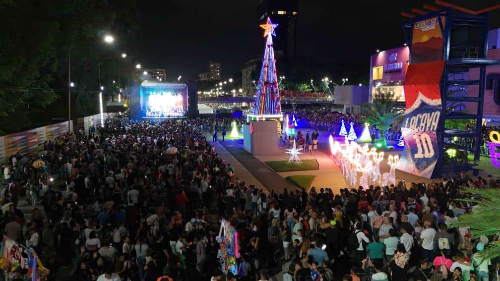 Árbol de más de 20 metros iluminó la Avenida Bolívar en Valencia