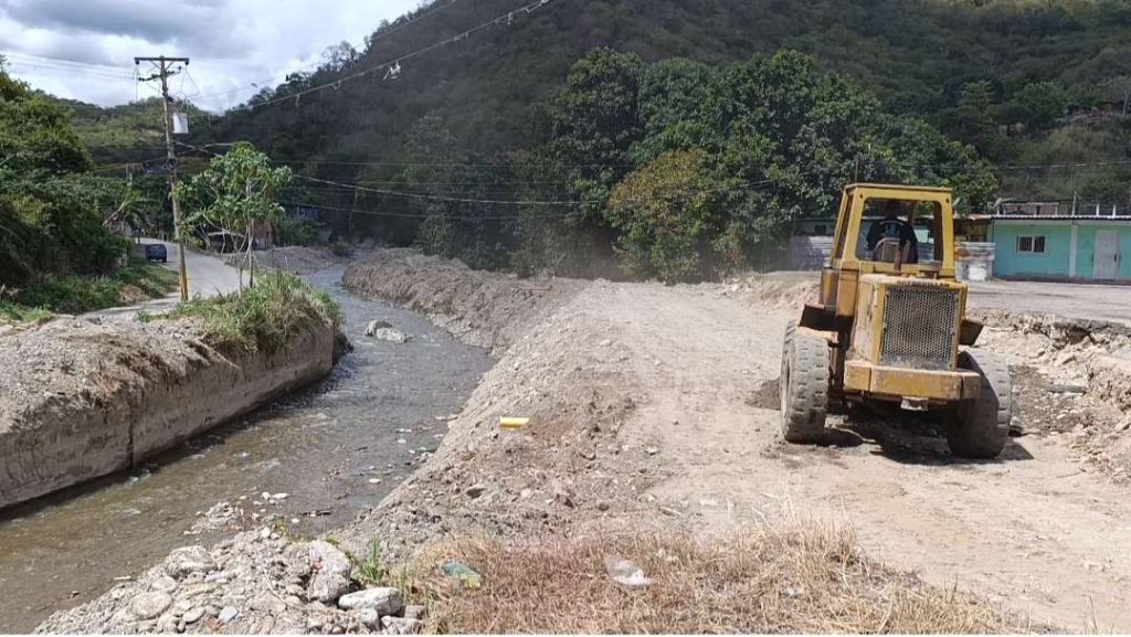 Autoridades inspeccionan dragado del río Guarenas tras desbordamiento