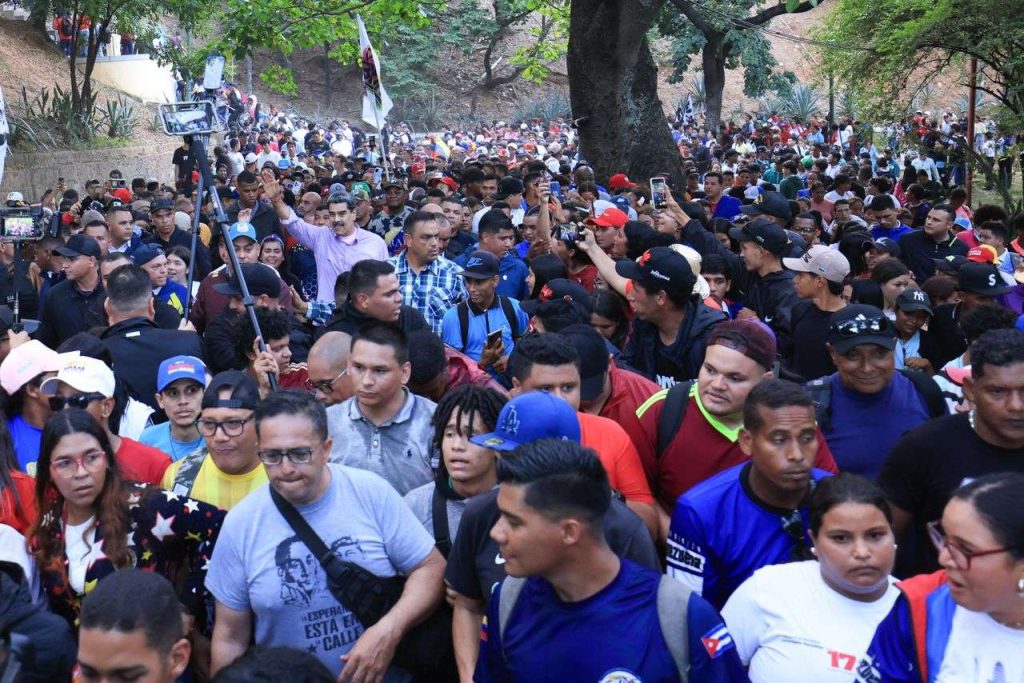 CNN admite que Maduro está en las calles junto al Pueblo