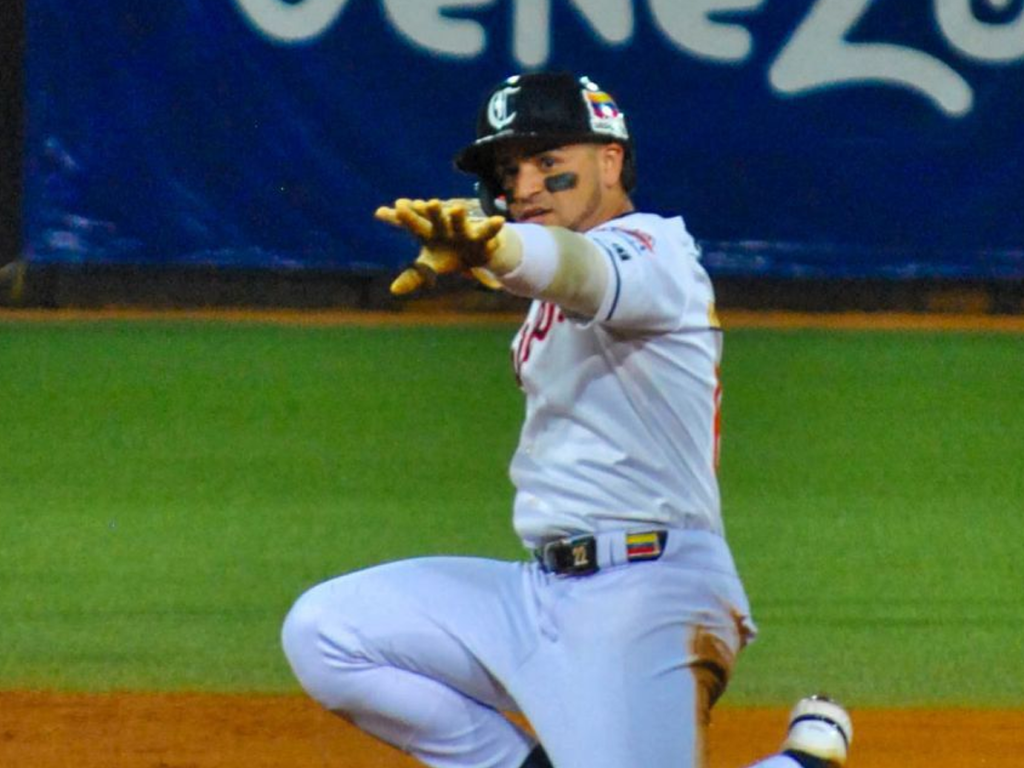 Carlos Mendoza Jr. fue el seguro del blanqueo de Caribes