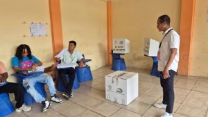 Cierran los centros de votación en Ecuador, inicia el conteo